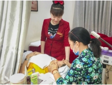 40 tuổi có nên học nghề Spa không? Thế mạnh và rào cản là gì?